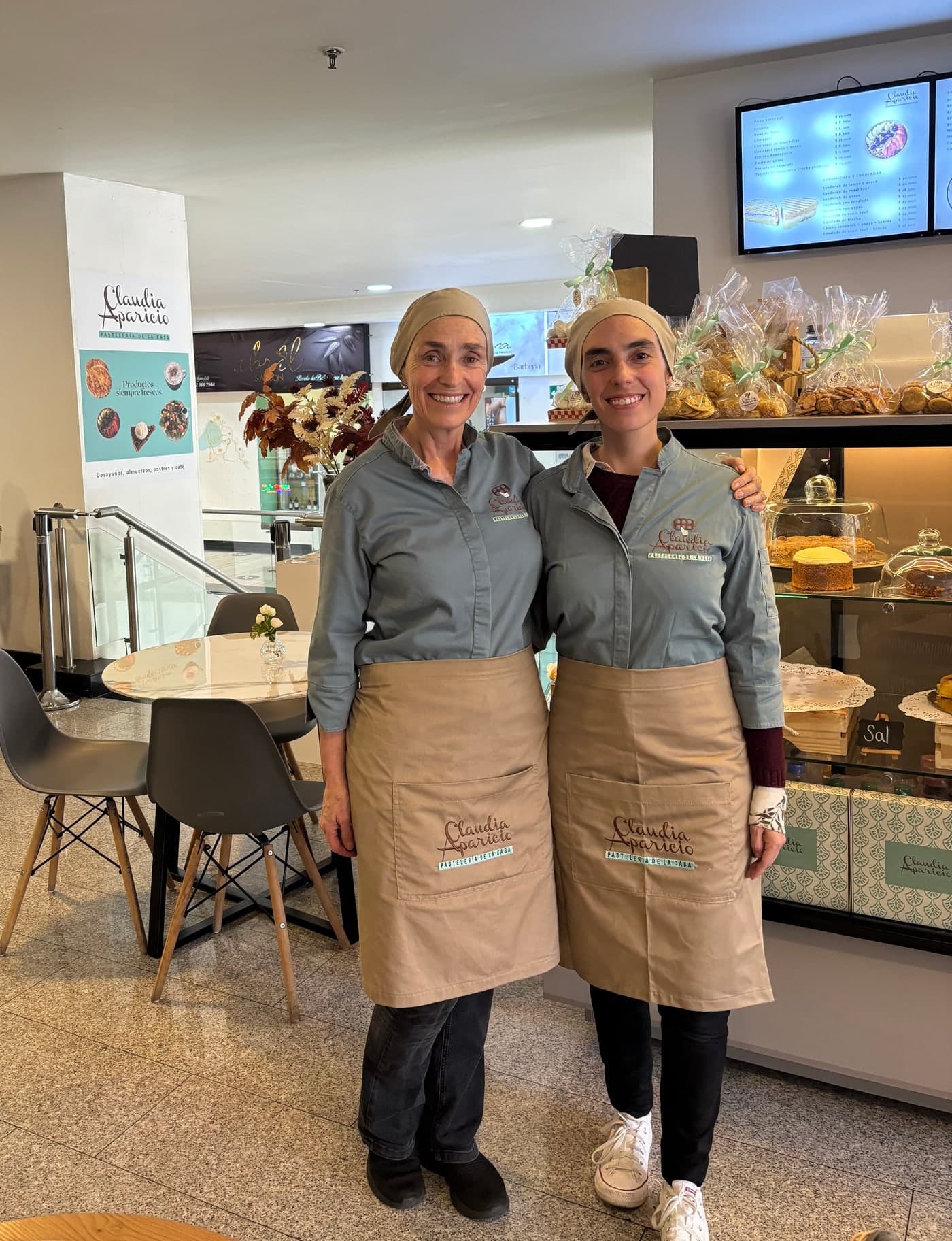 El equipo de Claudia Aparicio Pastelería en la tienda